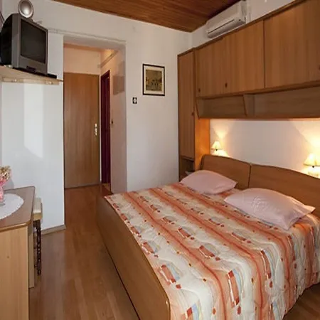 Guest house And Roza - 200 M From Sea Baska Voda